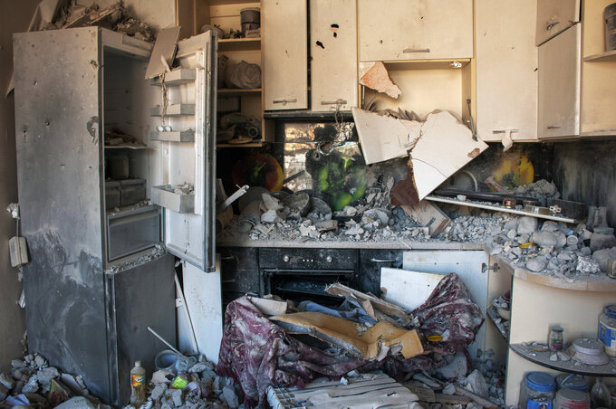 Egy harkivi lakás konyhája... illetve az, ami maradt belőle (Fotó: AP via Beta)