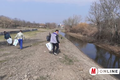 Munkaakció keretében tisztították meg Pacséron a patak mentét (Kazinczy Paszterkó Diana felvétele)
