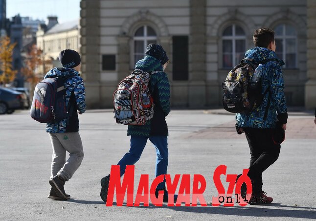 Annak a lehetőségét vizsgálják, hogy áttérjenek az e-oktatásra az általános iskolák felsős diákjai és a középiskolások (Ótos András felvétele)