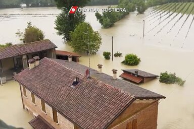 Ez a faenzai ember a tetőablakon mászott a háztetőre, majd onnan mentették ki helikopterrel (Fotó: Guardia Costiera via AP/Beta)