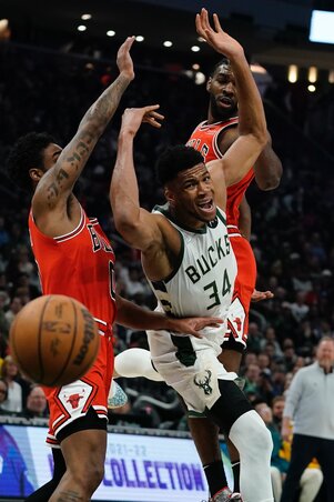 Giannist gyakran csak két védővel tudta megállítani a Bulls (Fotó: Beta/AP) Giannist gyakran csak két védővel tudta megállítani a Bulls (Fotó: Beta/AP)