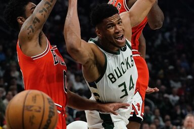 Giannist gyakran csak két védővel tudta megállítani a Bulls (Fotó: Beta/AP)