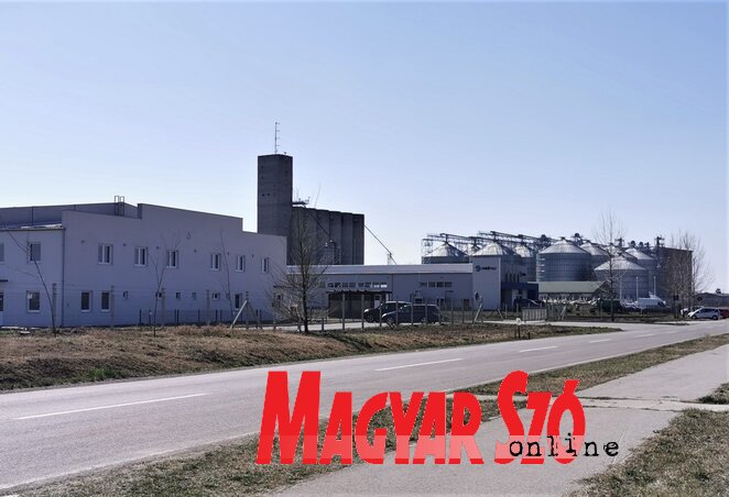 Az utóbbi öt év eredménye a tejgyár, a Midmas telephelye és a Gebi silói a topolyai ipari parkban (Herceg Elizabetta felvétele)
