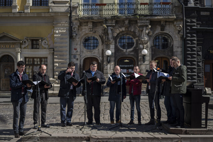 Lvivben (Lemberg) az utóbbi napok csendesen teltek. A helyi filharmonikusok koncertet tartottak a központban. A felvételen a kórus tagjai énekelnek (Fotó: AP via Beta) Lvivben (Lemberg) az utóbbi napok csendesen teltek. A helyi filharmonikusok koncertet tartottak a központban. A felvételen a kórus tagjai énekelnek (Fotó: AP via Beta)