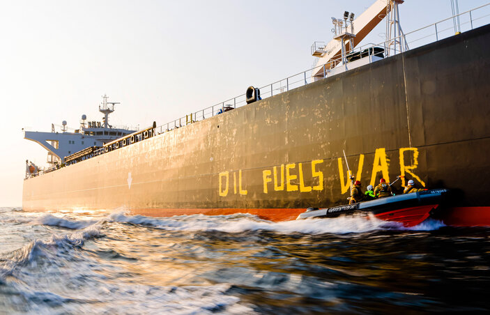 Greenpeace-aktivisták „Oil fuels war” (az olaj a háborút táplálja) feliratot pingáltak egy orosz kőolajat szállító tankerre Fehmarn német sziget közelében(Fotó: dpa via AP/Beta) Greenpeace-aktivisták „Oil fuels war” (az olaj a háborút táplálja) feliratot pingáltak egy orosz kőolajat szállító tankerre Fehmarn német sziget közelében(Fotó: dpa via AP/Beta)