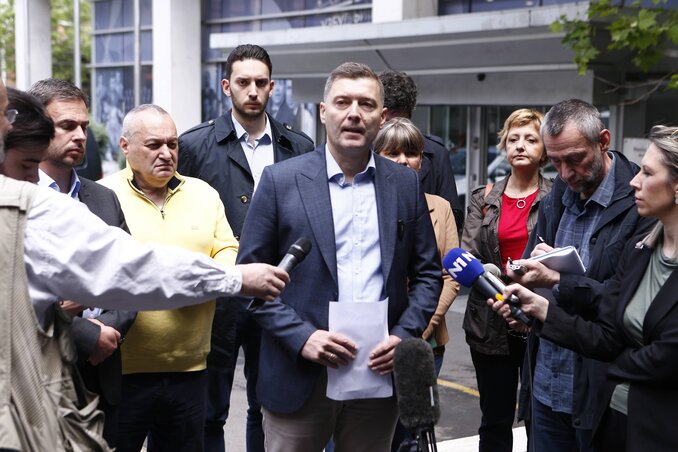 Nebojša Zelenović az RTS Takovska utcai épülete előtt nyilatkozott a médiának (Fotó: Beta)