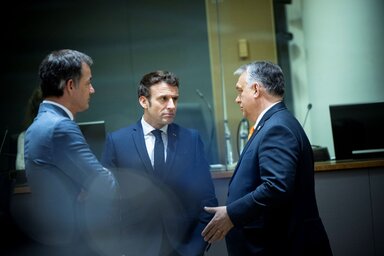 Orbán Viktor Emmanuel Macron francia elnökkel beszélget pénteken, a csúcstalálkozó második napján (Fotó: MTI)