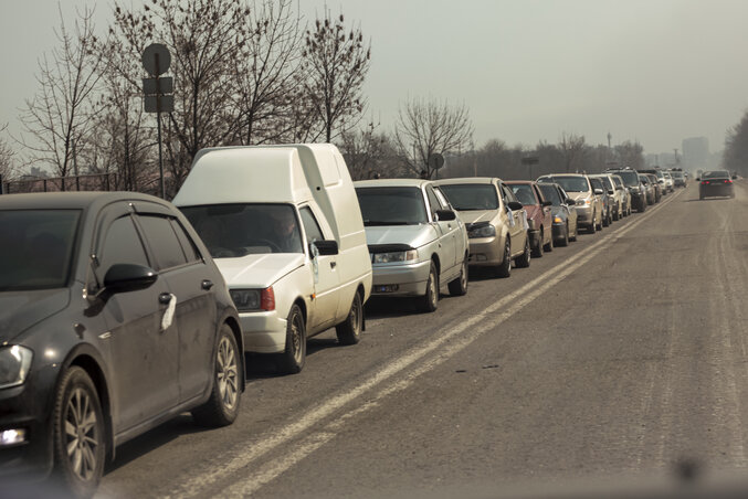 Hosszú kocsisor a Mariupolból kivezető egyik úton (Fotó: AP via Beta)