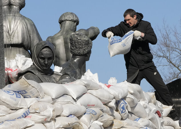 Homokzsákokkal takarják be Tarasz Sevcsenko harkivi szobrát. A nemzeti hősként tisztelt költő, író, festő, grafikus és humanista 16 méteres bronzszobra 1935 óta áll (Fotó: AP via Beta)