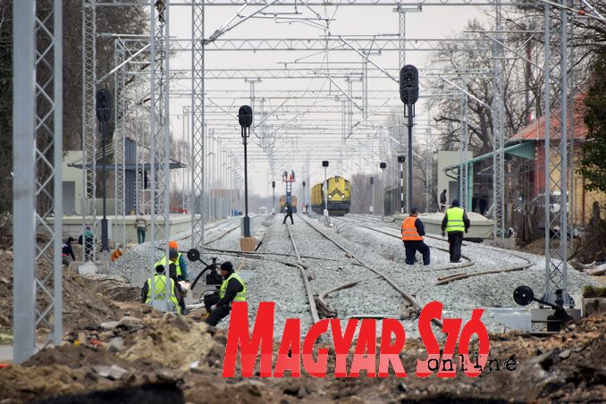 Épül az átjáró Palicson a vasút és a főút találkozásánál (Fotó: Molnár Edvárd) Épül az átjáró Palicson a vasút és a főút találkozásánál (Fotó: Molnár Edvárd)
