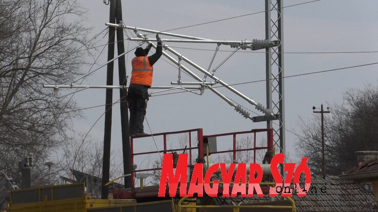 Folyamatban van a vezérlési és biztonságtechnikai berendezések szerelése (Fotó: Molnár Edvárd) Folyamatban van a vezérlési és biztonságtechnikai berendezések szerelése (Fotó: Molnár Edvárd)