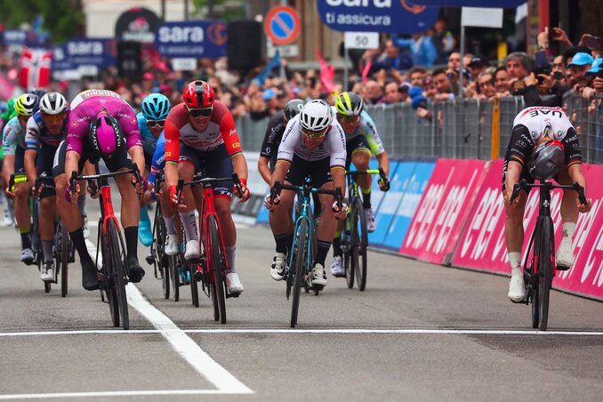 A befutó pillanata, Ackermann jobbról (Fotó: Cycling Weekly/AFP/Getty Images) A befutó pillanata, Ackermann jobbról (Fotó: Cycling Weekly/AFP/Getty Images)