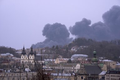 Füst száll a magasba Lemberg (Lviv) városában (Fotó: Beta/AP)