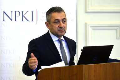 Budapest, 2022. m�rcius 28.
Pot�pi �rp�d J�nos, a Minisztereln�ks�g nemzetpolitik��rt felel�s �llamtitk�ra el�ad�st tart a M�dl Int�zet �s a Nemzetpolitikai Kutat�int�zet szervez�s�ben rendezett nemzetk�zi diaszp�rakonferenci�n a Magyar Tudom�nyos Akad�m