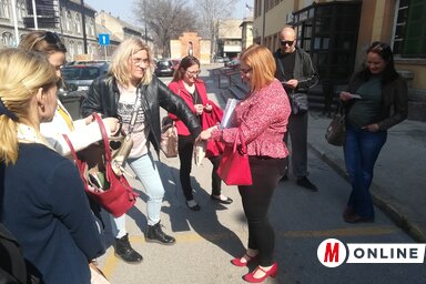 Az első feladatot a vasútállomás előtt oldották meg a résztvevők (Fotó: Lukács Melinda)