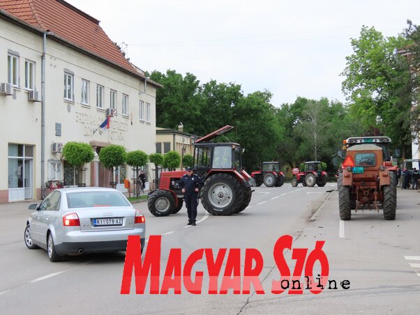 A tiltakozók négy traktorral lezárták Ada központját (Csincsik Zsolt felvételei)