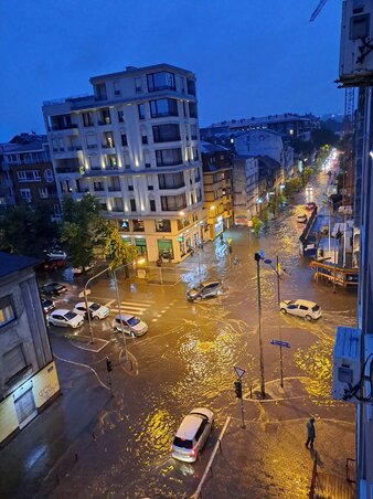 Az esővíz elárasztotta a Makszim Gorkij és a Stražilovo utcák kereszteződését is, de az autók itt, lépésben ugyan, de keresztülhaladhattak (Fotó: Facebook)