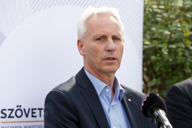 Dunaszerdahely, 2022. m�rcius 29.
Solt�sz Mikl�s, a Minisztereln�ks�g egyh�zi �s nemzetis�gi kapcsolatok�rt felel�s �llamtitk�ra a dunaszerdahelyi Nagyboldogasszony oltalma alatt �ll� Szent Gy�rgy-templom el�tt tartott sajt�t�j�koztat�n 2022. m�rcius 29-