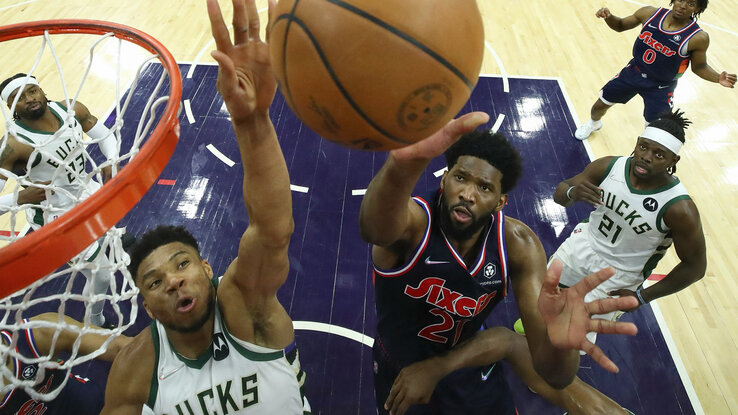 Szuperközeli felvételen a szupersztárok: Giannis betakarja Embiidet a győzelemért (Fotó: NBA) Szuperközeli felvételen a szupersztárok: Giannis betakarja Embiidet a győzelemért (Fotó: NBA)