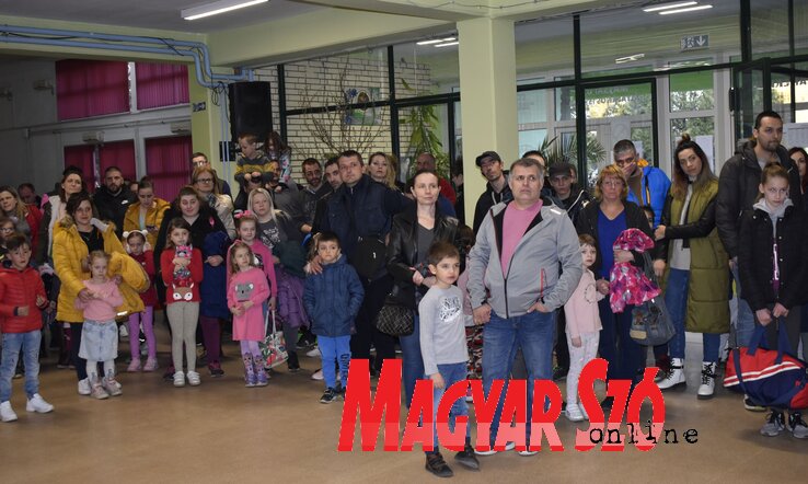 A jövendő elsősök és szüleik a szabadkai Majsai úti iskolában (Fotó: Dér Dianna) A jövendő elsősök és szüleik a szabadkai Majsai úti iskolában (Fotó: Dér Dianna)
