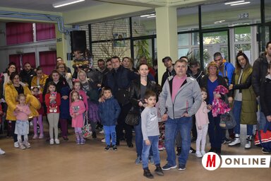 A jövendő elsősök és szüleik a szabadkai Majsai úti iskolában (Fotó: Dér Dianna)