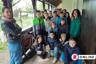 Negyedikes diákok ismerkedtek a topolyai tájházban lévő régi használati tárgyak múltjával (Kazinczy Paszterkó Diana felvétele)