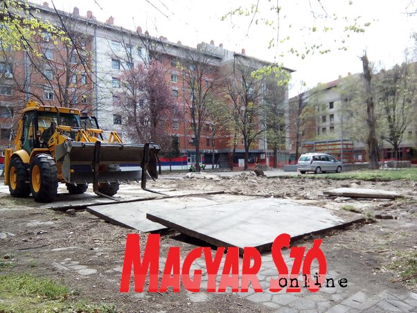 Az újvidéki önkormányzat 60 millió dinárt költ a Turgenjev utcához tartozó lakóépületek közötti udvarok rekonstrukciójára (Fotó: Szeli Balázs felvétele)