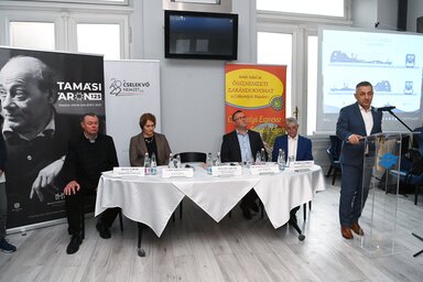 Budapest, 2022. m�rcius 31.
Pot�pi �rp�d J�nos, a Minisztereln�ks�g nemzetpolitik��rt felel�s �llamtitk�ra besz�det mond a Sz�kely Gyors-Cs�ksomly� Expresszr�l tartott sajt�t�j�koztat�n a Keleti p�lyaudvaron 2022. m�rcius 31-�n. M�g�tte Mez� Tibor, a K�r