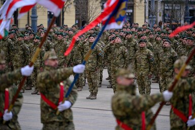 Debrecen, 2022. m�rcius 31.
A honv�ds�g KFOR-kontingense Koszov�b�l haza�rkezett 25. v�lt�s�nak katon�i a debreceni Kossuth t�ren tartott a visszafogad� �nneps�gen 2022. m�rcius 31-�n.
MTI/Czegl�di Zsolt