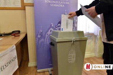 Szavazási válaszboríték leadása a Szabadkai Főkonzulátuson (Molnár Edvárd felvétele)