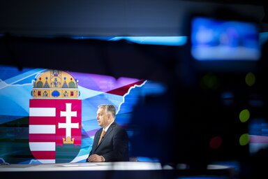 Budapest, 2022. �prilis 2.
A Minisztereln�ki Sajt�iroda �ltal k�zreadott k�pen Orb�n Viktor korm�nyf�, a Fidesz eln�ke interj�t ad a TV2-nek Budapesten 2022. �prilis 2-�n.
MTI/Minisztereln�ki Sajt�iroda/Benko Vivien Cher

