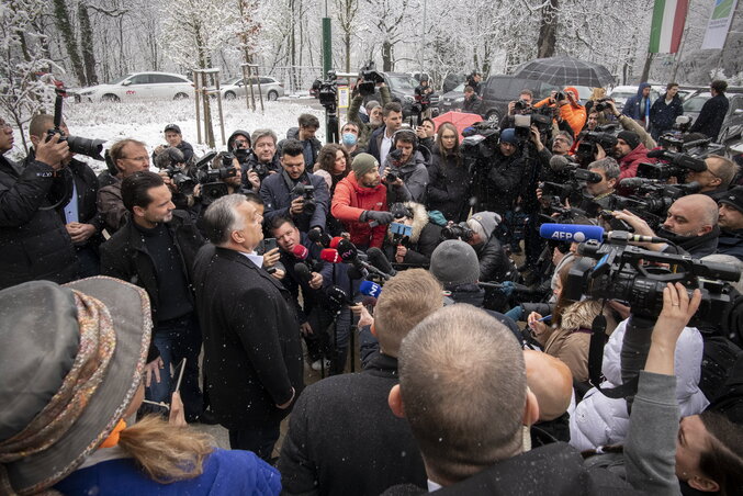 Orbán Viktor nyilatkozik a sajtónak, miután leadta szavazatát (Fotó: MTI)