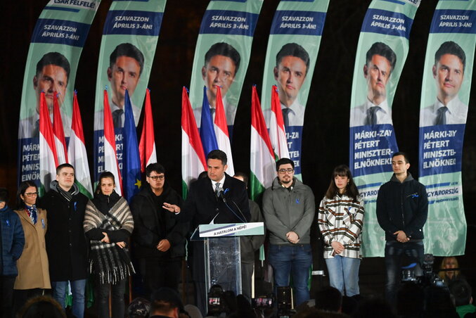 Márki-Zay Péter az eredményvárón, mögötte az ellenzéki pártvezérek helyett családtagjai sorakoznak fel (Fotó: MTI)
