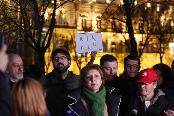 Hétfőn este tiltakoztak a RIK épülete előtt. A felvonulók mindenekelőtt arra szerettek volna választ kapni, hogy a bizottság a választások éjszakáján miért zárta be ajtaját és miért nem közölte a részeredményeket (Fotó: Beta)