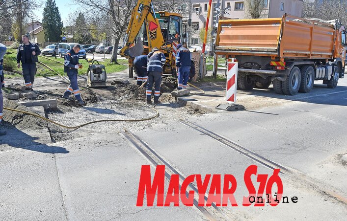 A vágányok eltávolításán valóban sok munkás dolgozik, egyértelmű, hogy a munkát szeretnék mielőbb befejezni. Aki csak teheti, ma, holnap és holnapután ne autózzon a Pirosi útnak ezen a szakaszán! (Fotó: Ótos András felvétele)