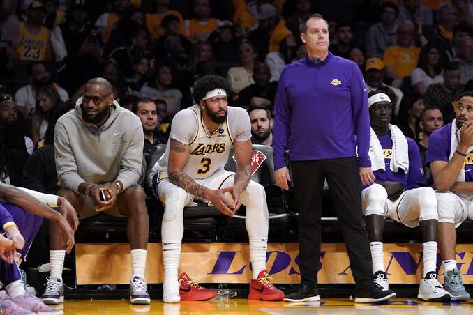 LeBron civilben (balról), Anthony Davis és Frank Vogel vezetőedző: a Lakers kínos időszakot él át (Fotó: Beta/AP)