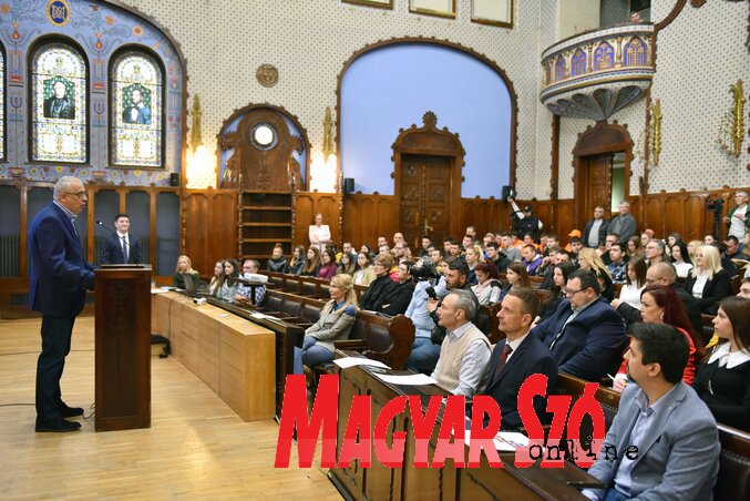 A tanácskozás megnyitóján felszólalt Stevan Bakić, Szabadka polgármestere is (Fotó: Molnár Edvárd) A tanácskozás megnyitóján felszólalt Stevan Bakić, Szabadka polgármestere is (Fotó: Molnár Edvárd)