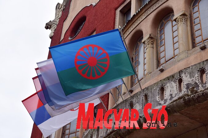 Roma zászló a Városházán (Fotó: Molnár Edvárd) Roma zászló a Városházán (Fotó: Molnár Edvárd)