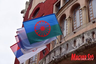 Roma zászló a Városházán (Fotó: Molnár Edvárd)