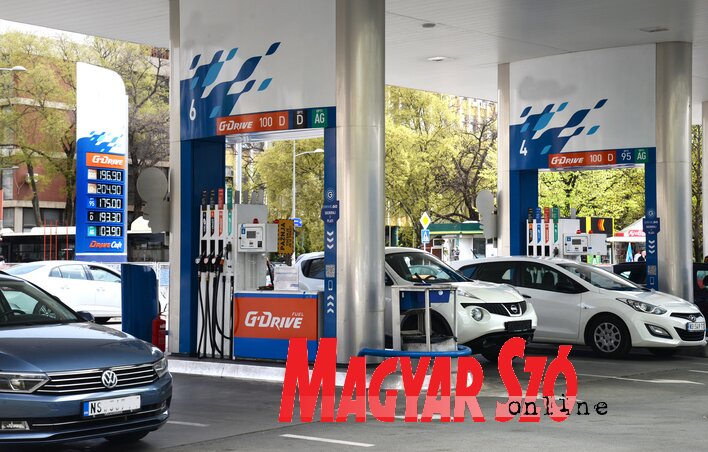 Ha Szerbiával nem tettek volna kivételt, akár a háromszorosára is drágulhatott volna az üzemanyag (Dávid Csilla illusztrációja)