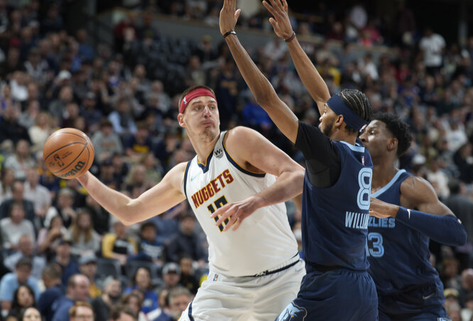 Jokić feje vérezni kezdett egy ütés után, ezért pántban játszott a Memphis elleni meccs nagy részében (Fotó: Beta/AP) Jokić feje vérezni kezdett egy ütés után, ezért pántban játszott a Memphis elleni meccs nagy részében (Fotó: Beta/AP)