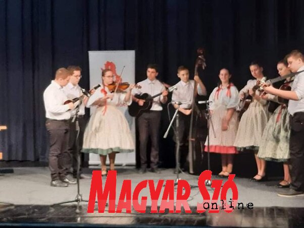 A péterrévei Pengetős banda aranyminősítésben részesült (Fotó: Kancsár Izabella) A péterrévei Pengetős banda aranyminősítésben részesült (Fotó: Kancsár Izabella)