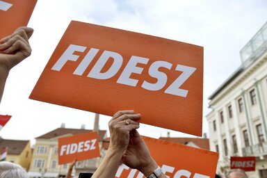 Gy�r, 2014. �prilis 3.Fidesz felirat� t�bl�k a Fidesz-KDNP v�laszt�si nagygy�l�s�n a gy�ri Sz�chenyi t�ren 2014. �prilis 3-�n.MTI Fot�: Kosztics�k Szil�rd