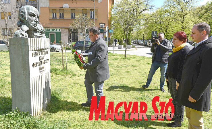 A VMSZ Újvidéki Városi Szervezetének nevében Vicsek Annamária, Kiss Gyula és Madarász Áron helyezte el az emlékezés virágait (Fotó: Ótos András felvétele) A VMSZ Újvidéki Városi Szervezetének nevében Vicsek Annamária, Kiss Gyula és Madarász Áron helyezte el az emlékezés virágait (Fotó: Ótos András felvétele)