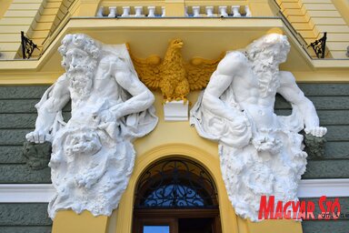 Restaurálták a két Atlasz-szobrot és a turulmadarat (Fotó: Molnár Edvárd)