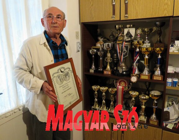 Takács József a galambjaival nyert díjakkal (Fotó: Benedek Miklós) Takács József a galambjaival nyert díjakkal (Fotó: Benedek Miklós)