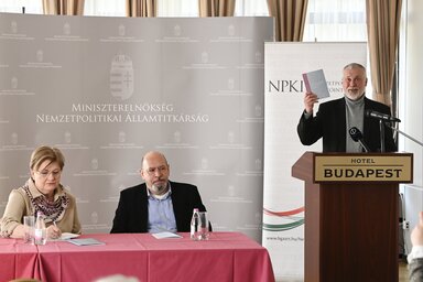Budapest, 2022. �prilis 12.
Szili Katalin minisztereln�ki megb�zott, Mark� Attila, a k�nyv szerz�je �s K�ntor Zolt�n, a Nemzetpolitikai Kutat�int�zet igazgat�ja (b-j) a K�rp�t-medencei magyar kisebbs�gjogi kalauz m�sodik k�tet�nek bemutat�j�n a budapesti