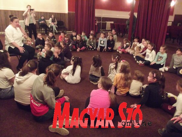 Szabó Réka meséjét hallgatták a gyermekek (Vidács Hajnalka felvétele) Szabó Réka meséjét hallgatták a gyermekek (Vidács Hajnalka felvétele)