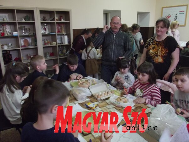 Vas Krisztinával a kicsik berzselték a tojást (Vidács Hajnalka felvétele) Vas Krisztinával a kicsik berzselték a tojást (Vidács Hajnalka felvétele)