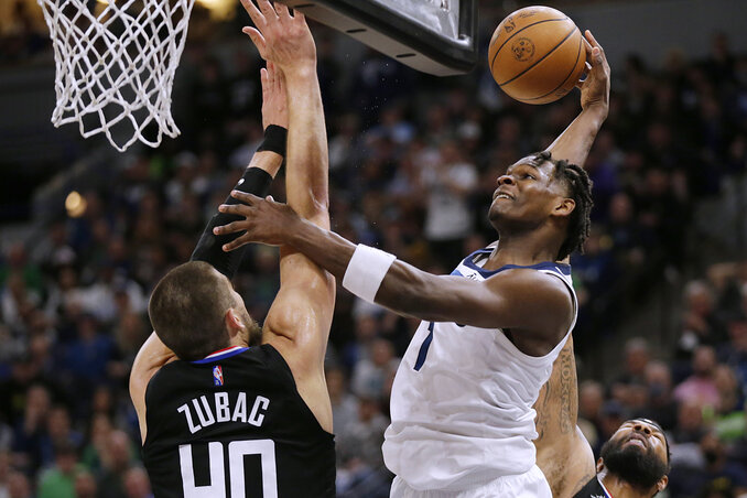 Edwards zsákolásra tör a jóval magasabb horvát center, Ivica Zubac felett (Fotó: Beta/AP) Edwards zsákolásra tör a jóval magasabb horvát center, Ivica Zubac felett (Fotó: Beta/AP)